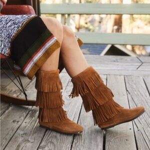 NEW. Minnetonka 3-Layer Fringe Boots. Size 9.